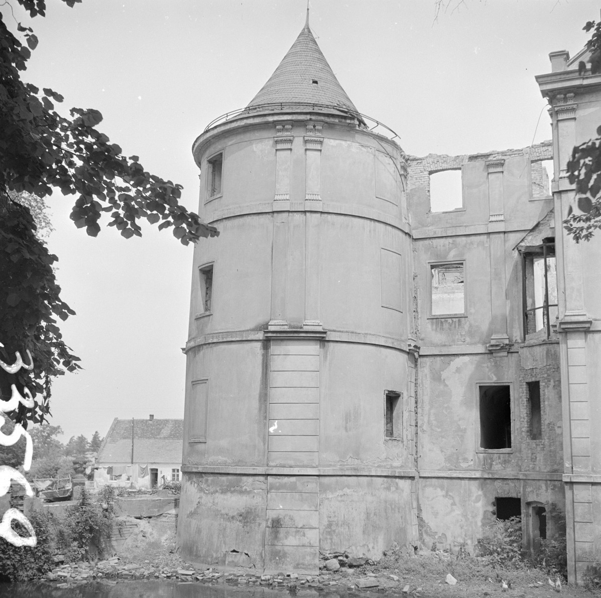 pałac - elewacja południowa od strony zachodniej, skan 1