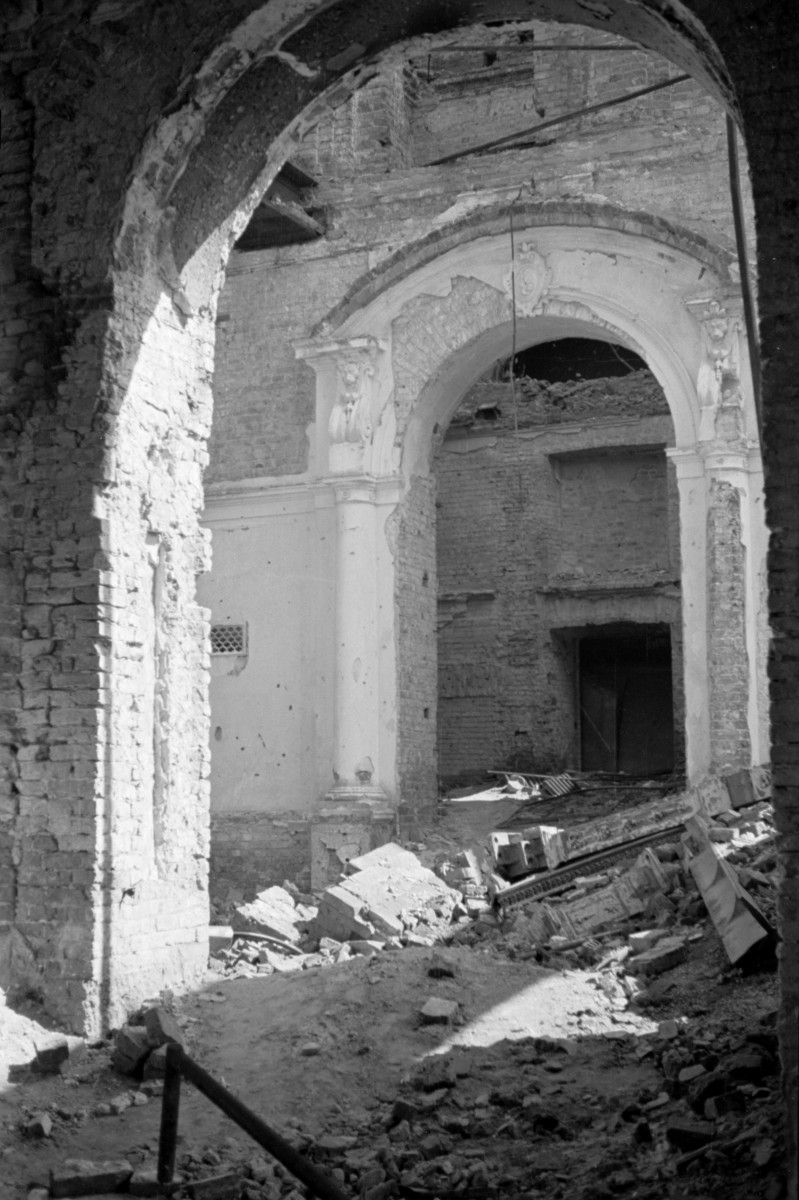 Ratusz dawny pałac Jabłonowskich - fragment ruin. Sień i klatka schodowa., skan 1