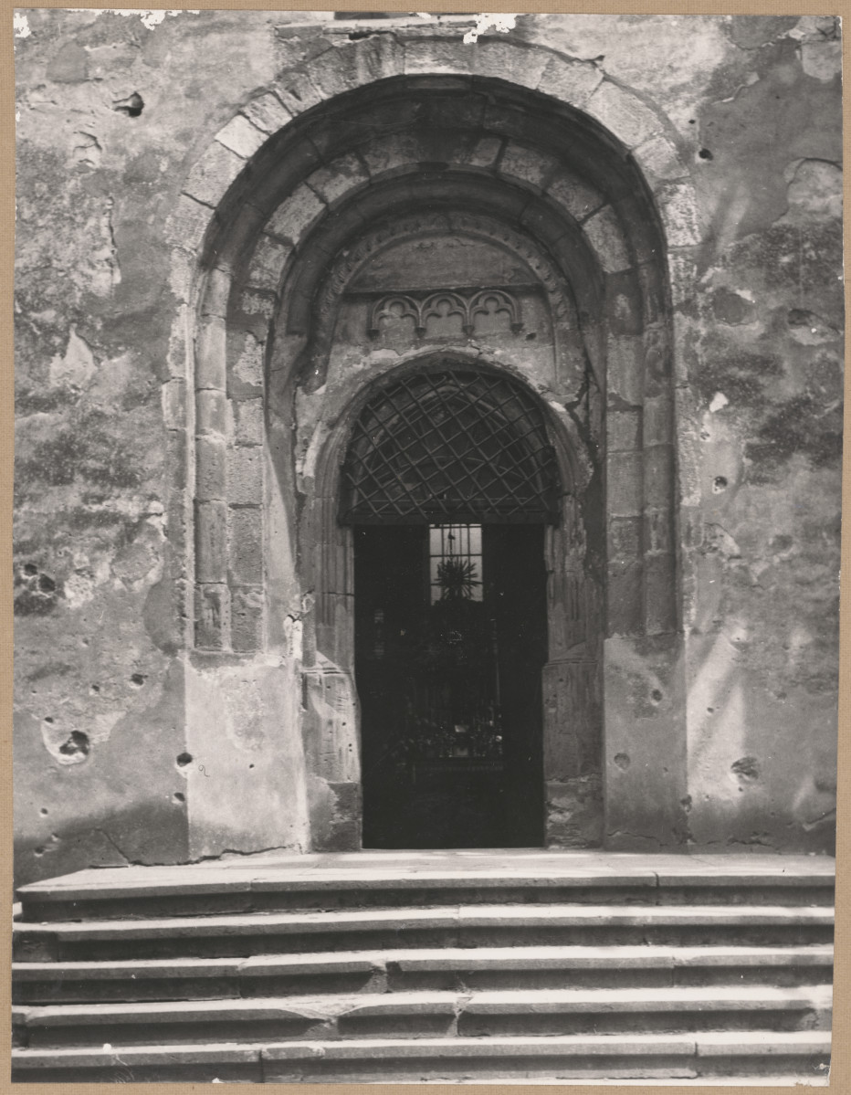 Kolegiata - widok na portal w elewacji zach. 

, skan 1