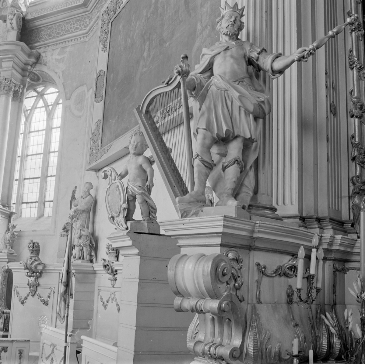 klasztor Franciszkanów - wnętrze, ołtarz Matki Boskiej - rzeźba Dawida, skan 1