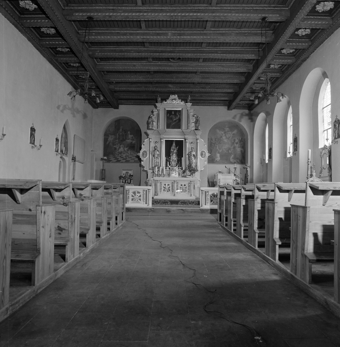 kościół parafialny pw. św. Jakuba - wnętrze: widok na prezbiterium, skan 1