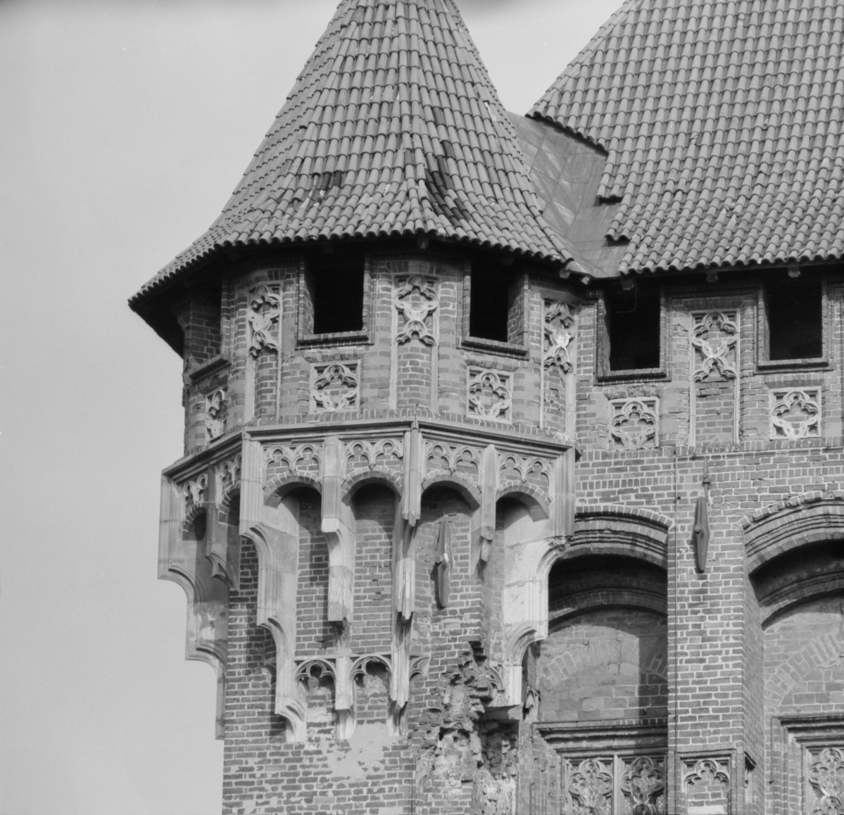 Zamek w Malborku - Pałac Wielkiego Mistrza - fragment elewacji bogato zdobione, skan 1