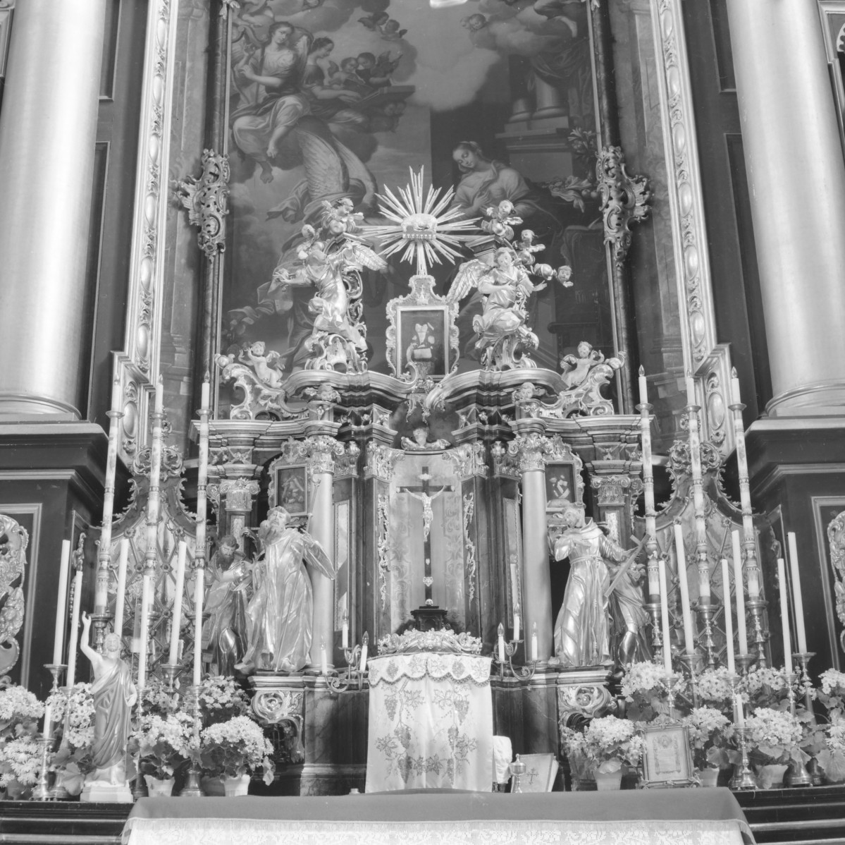 bazylika pw. Zwiastowania Najświętszej Marii Panny - wnętrze: ołtarz główny, tabernaculum, wykonanie A. Osiński, skan 1