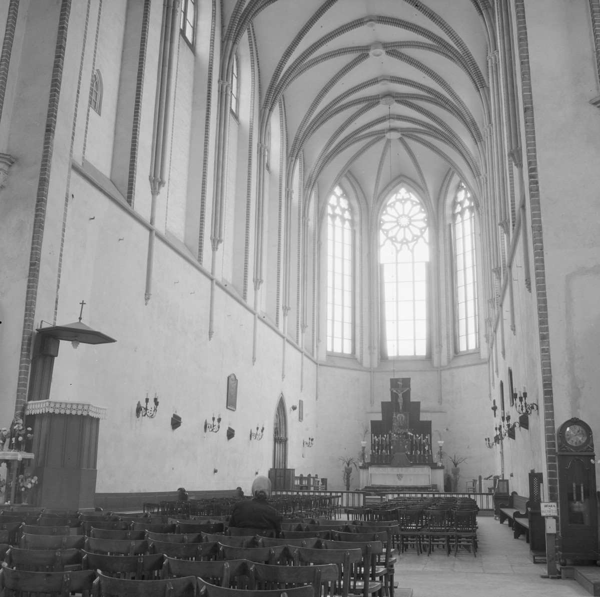 Kościół św. Wojciecha - wnętrze prezbiterium. Po lewej stronie ambona. Sklepienie krzyżowo-żebrowe. Ołtarz główny. Maswerk., skan 1