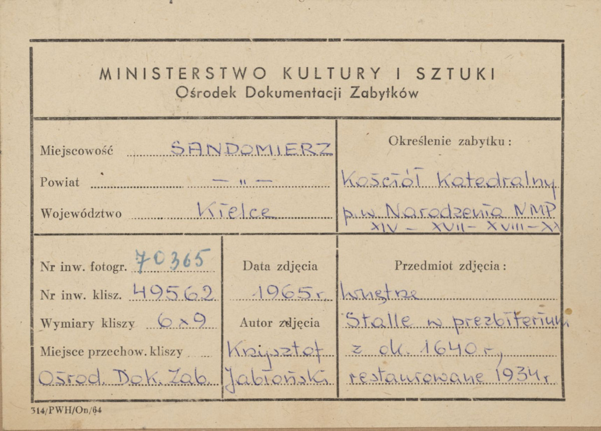  Katedra - wnętrze, prezbiterium, widok na stalle - metryczka, skan 1