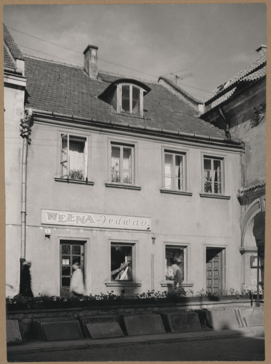 Rynek - kamienica nr 9, widok elewacji frontowej, skan 1