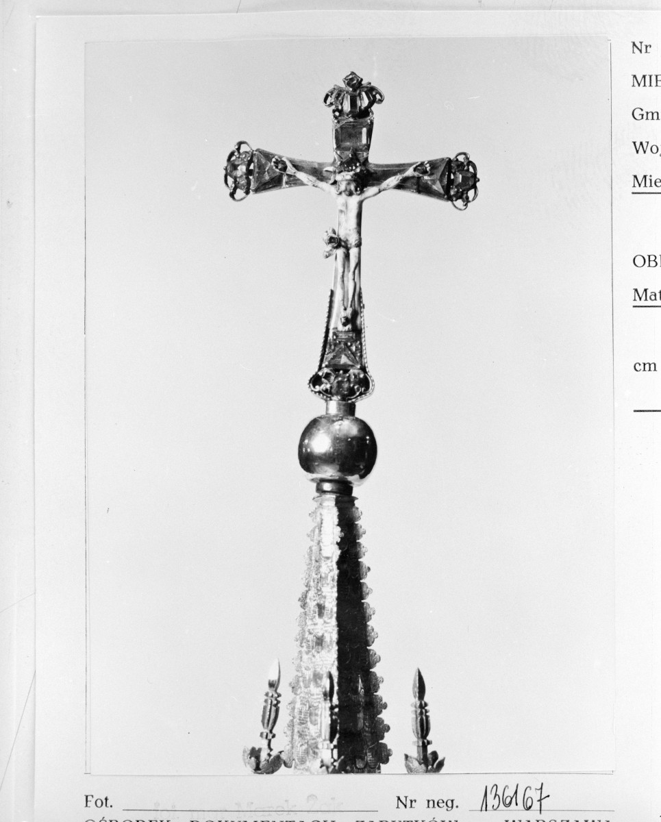 kościół pw. Wniebowzięcia NMP - zbiory - monstrancja - fragment awersu - krucyfiks z Ukrzyżowanym Chrystusem, skan 1
