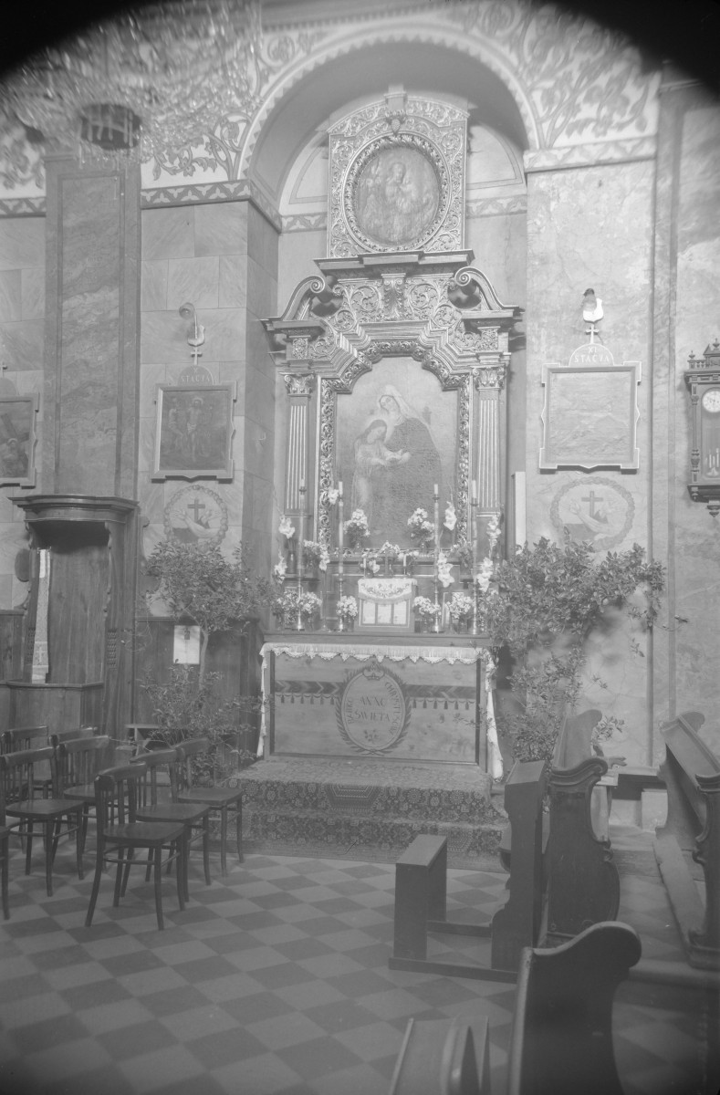 Kościół klasztorny p.w. Matki Boskiej Anielskiej - wnętrze: nawa główa z ołtarzem bocznym, skan 1