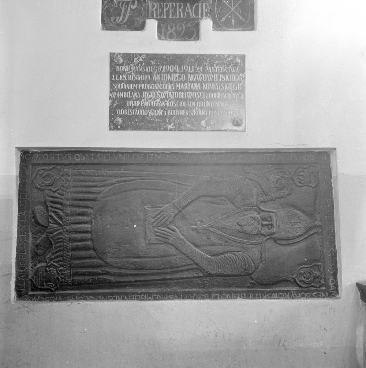 Kościół pw. św. Doroty - płyta nagrobna, prezbiterium, skan 1