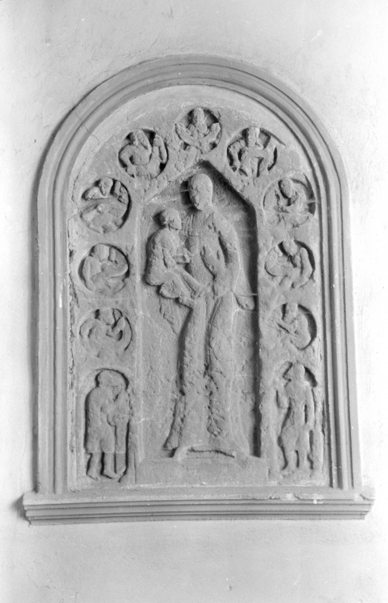 kościół, ob. parafialny pw. Świętej Trójcy - wnętrze - kaplica południowa rzeźba kamienna koło ołtarza, skan 1