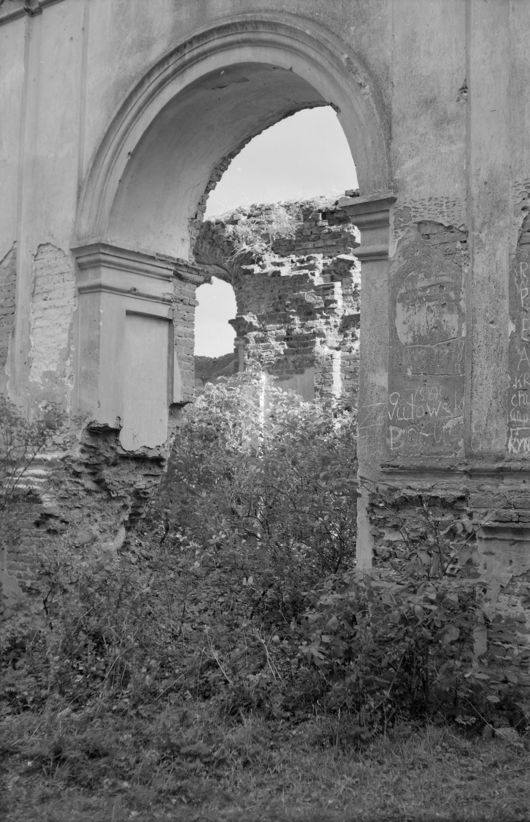 Kościół Matki Boskiej Loretańskiej - wnętrze ruin, arkada między nawą główną a boczną, skan 1