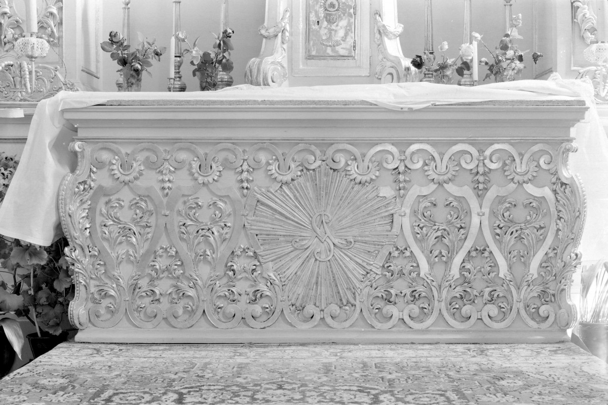 Kościół św. Stanisława Biskupa i Męczennika i św. Małgorzaty - wnętrze. Mensa ołtarza głównego. , skan 1