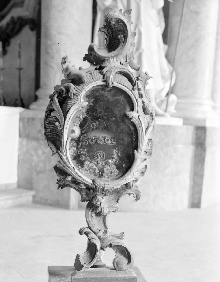 mauzoleum Piastów Świdnickich - wnętrze: relikwiarz, skan 1