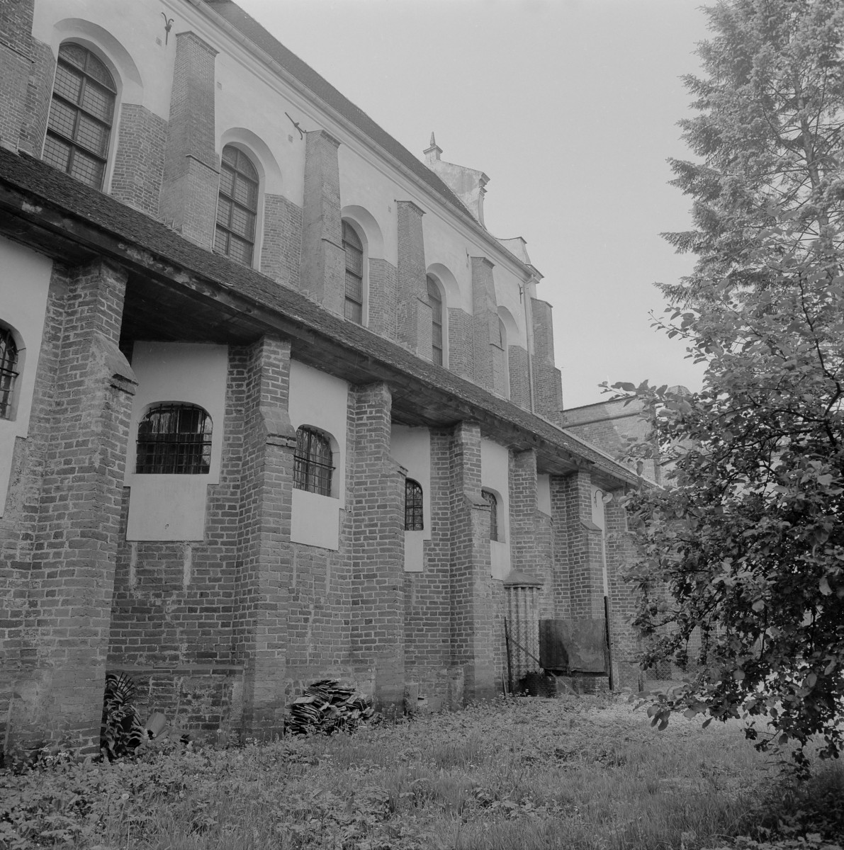 Bazyliki Wniebowzięcia NMP - elewacja od strony pn. z przyporami, skan 1