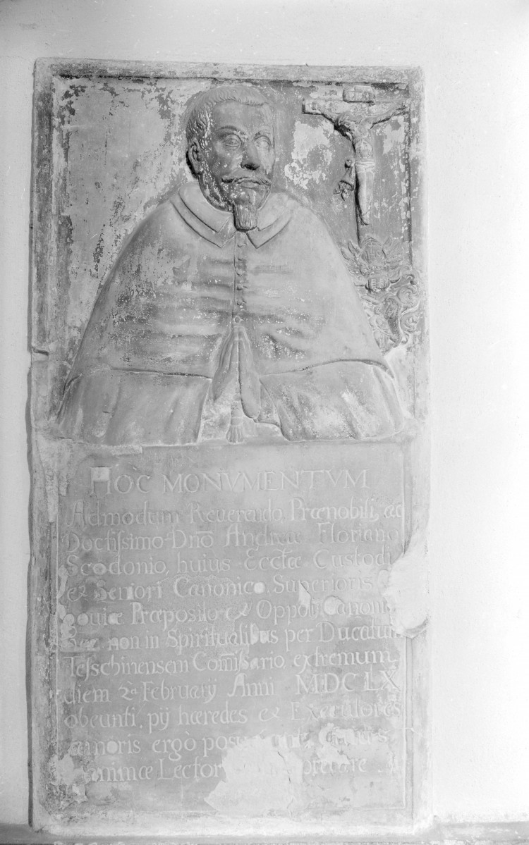 kościół parafialny pw. Wniebowzięcia Najświętszej Marii Panny, kościół farny - wnętrze: płyta nagrobna (ok. 1660) w lewej nawie, skan 1