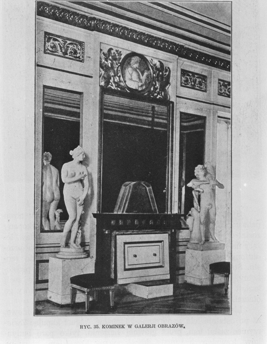 Łazienki Królewskie. Pałac na Wodzie. Sala Galeria Obrazów. Kominek z dwoma rzeźbami. ( stan z ok. 1925)
Reprodukcja z W. Tatarkiewicz "Pięć studiów o Łazienkach St. Augusta" 1925, skan 1