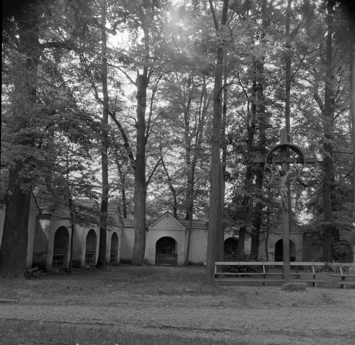 kościół św. Anny - ogrodzenie kościoła, stacje mękki pańskiej , skan 1