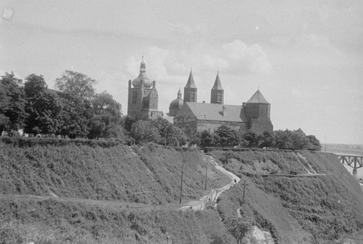 katedra na wzgórzu - widok od wschodu, skan 1