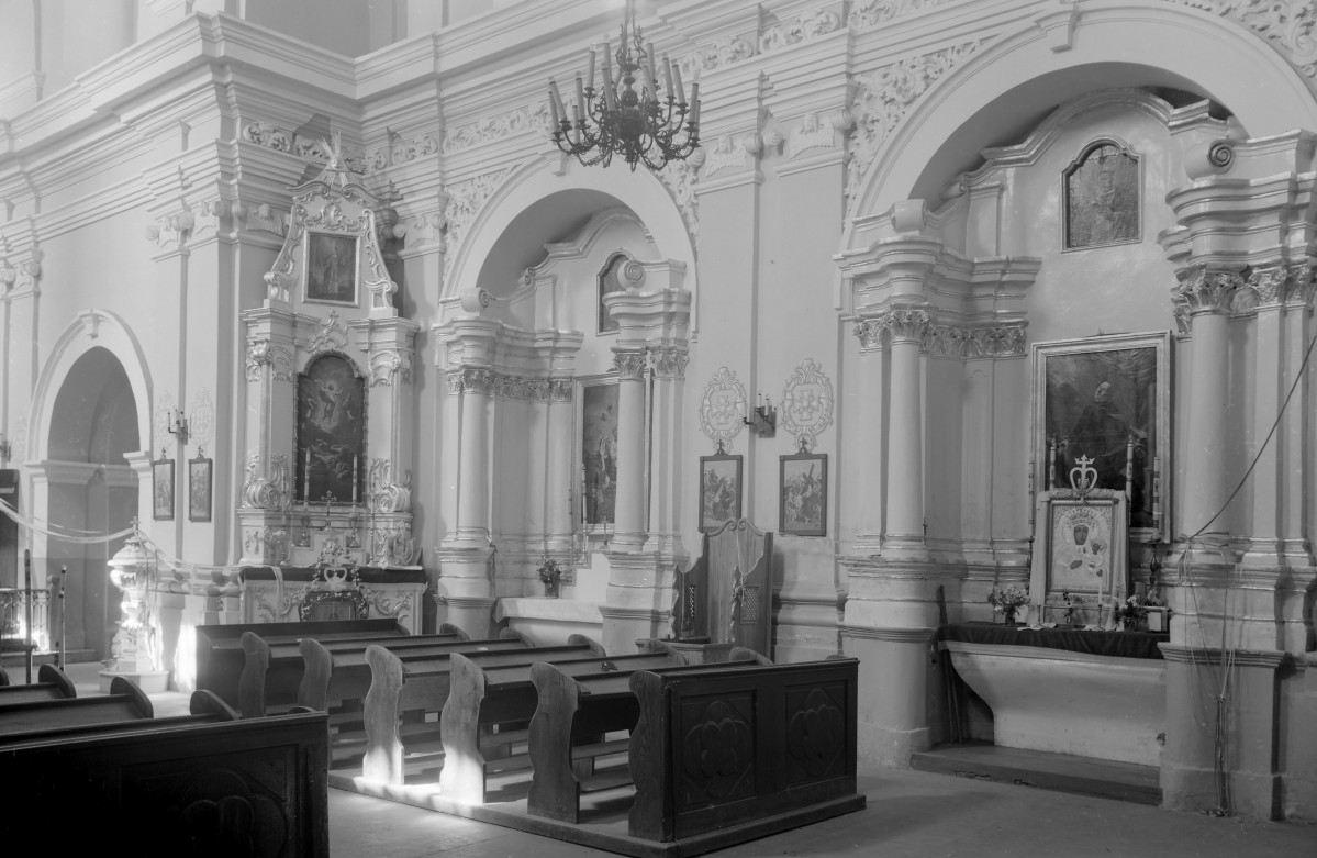 Kościół św. Jacka - wnętrze: ołtarze boczne nawy zachodniej, skan 1