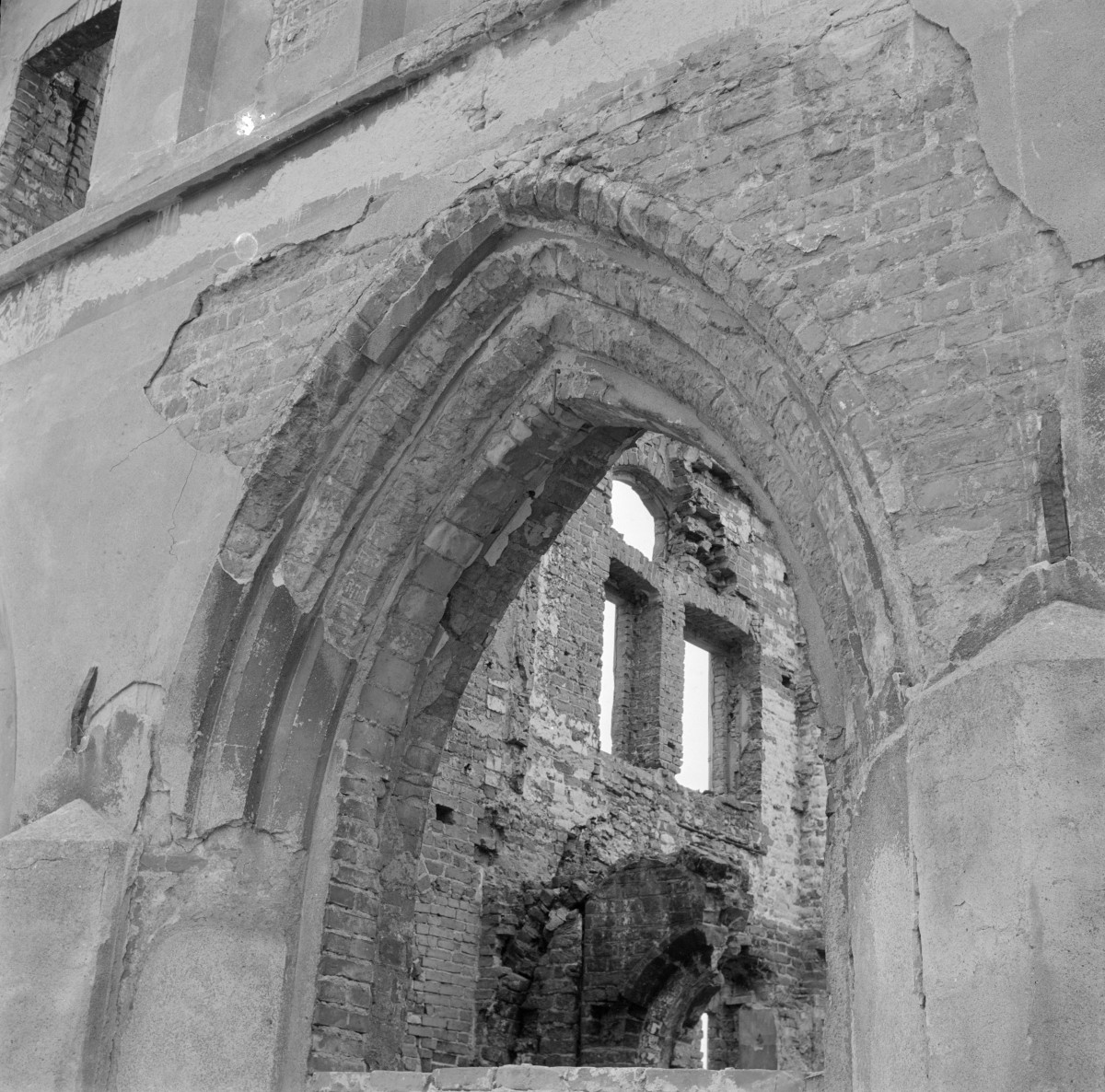 ratusz - elewacja wsch. portal, arkada, skan 1