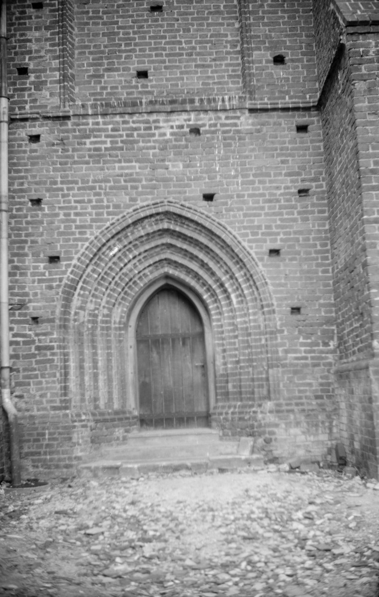 kościół parafialny pw. św. Mateusza - portal boczny, skan 1