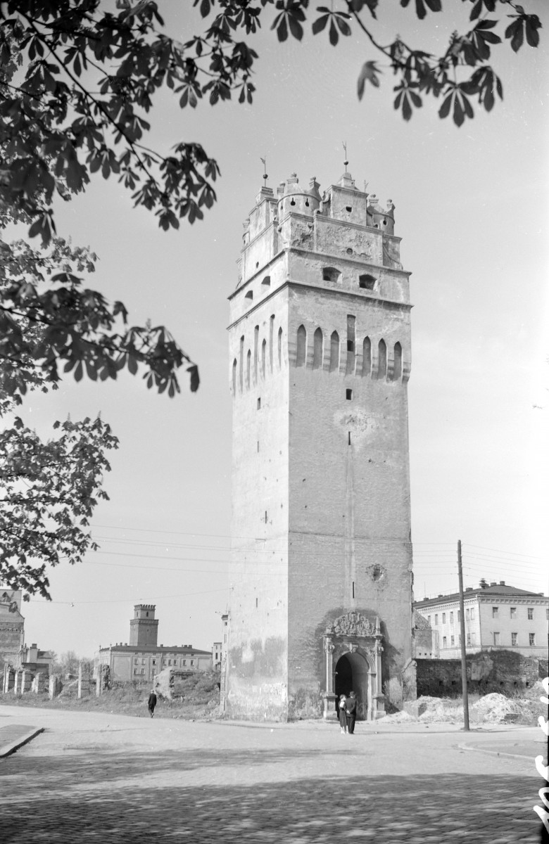 Wieża Wrocławska / Wieża Bramy Wrocławskiej - widok ogólny. Gotycki korpus z manierystyczną attyką. Widoczne przejście w wieży., skan 1