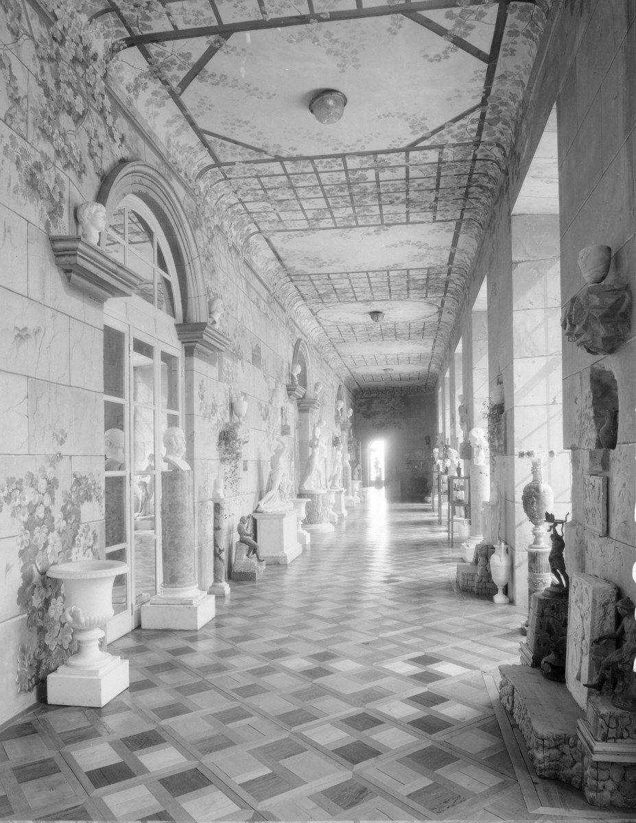 zamek magnacki Lubomirskich i Potockich - wnętrze - piętro I - korytarz "Galeria Rzeźb", skan 1