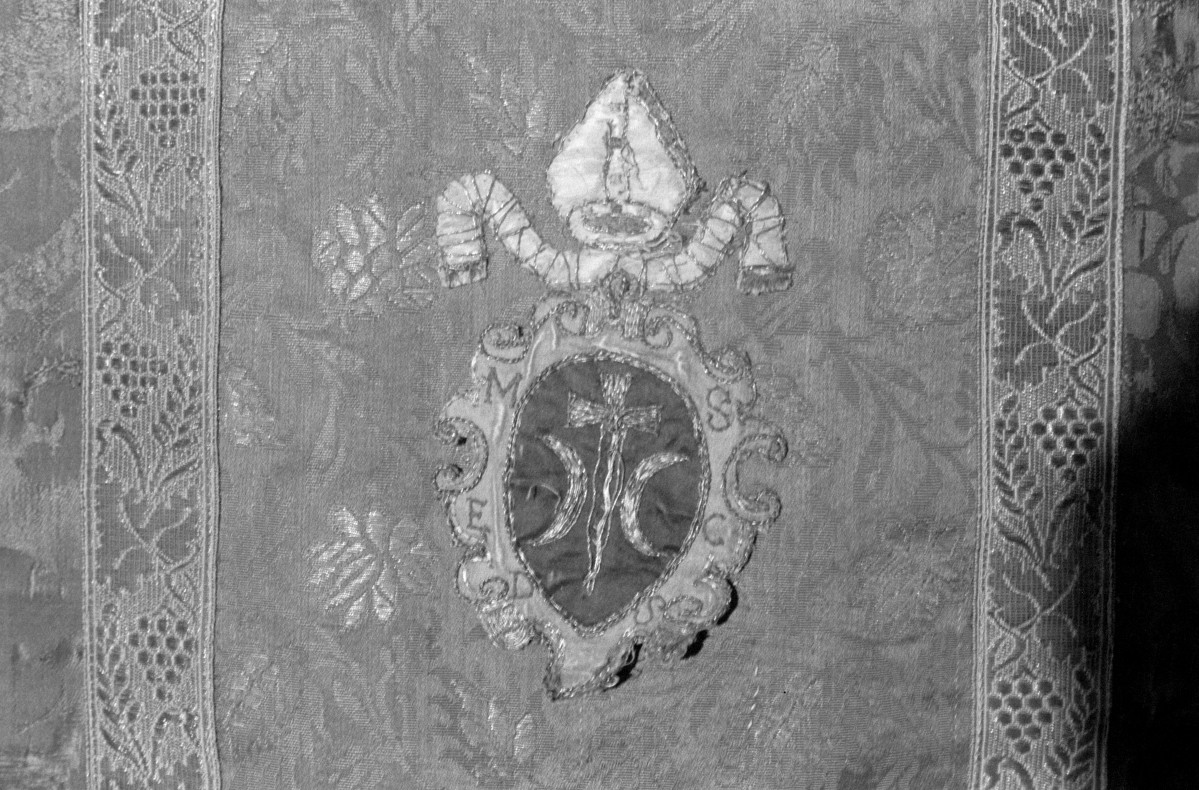 Ornat bp. M. Szyszkowskiego - plecy. Kolumna z haftem Ostoja (Włochy) ok. 1620-30., skan 1