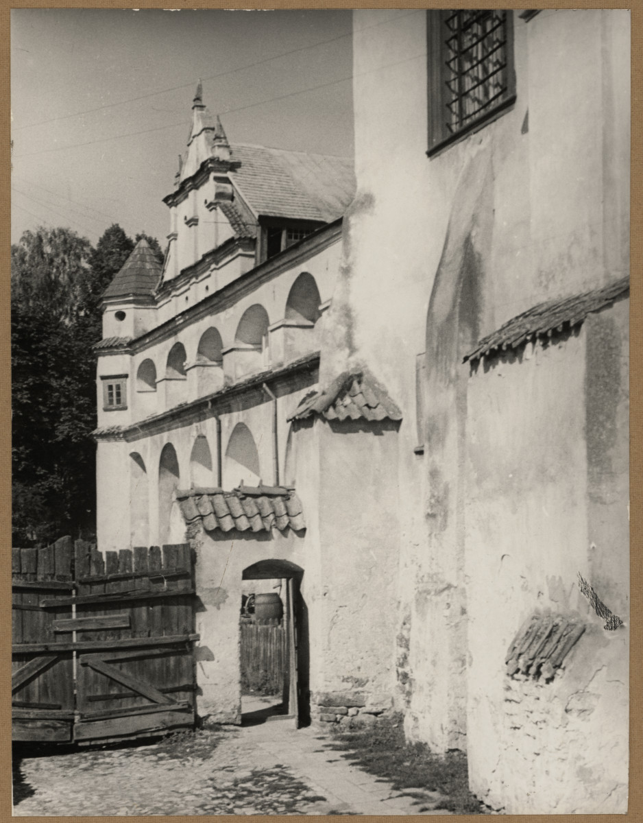 Zespół opactwa Cystersów - fragment płd. elewacji klasztoru, widok od strony płd. - wsch. , skan 1
