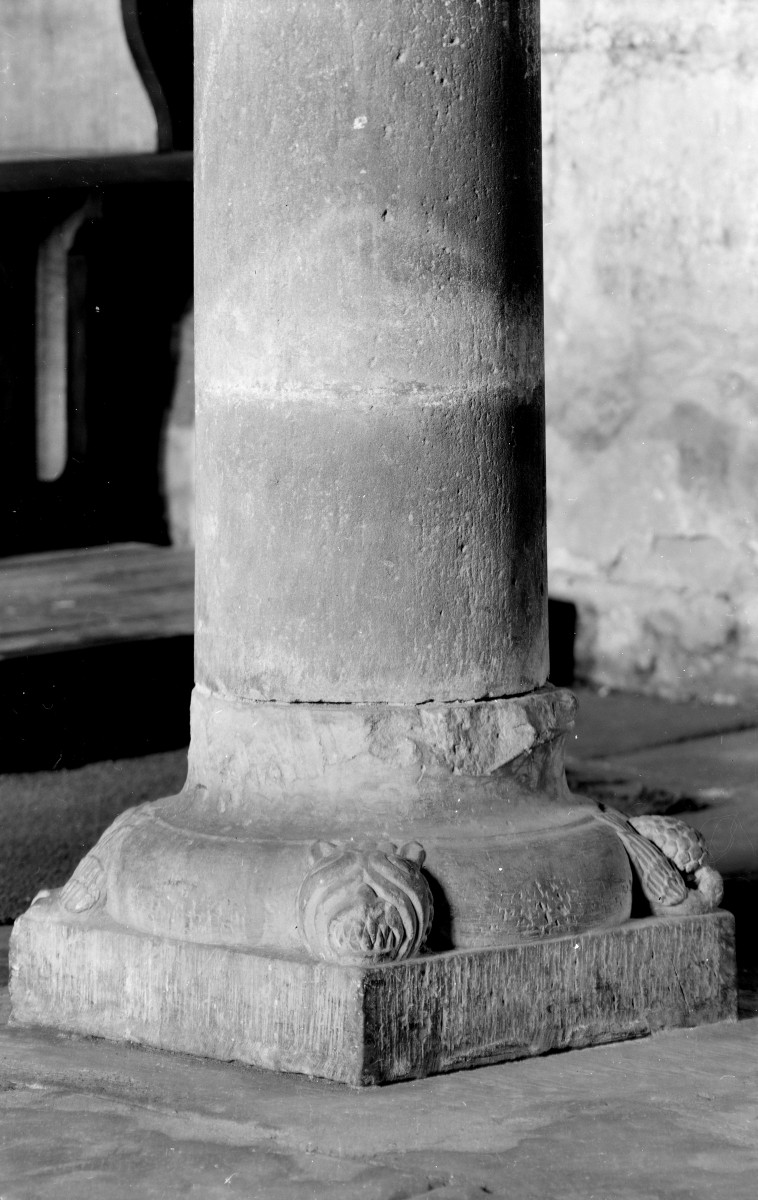 klasztor Cystersów, skrzydło wschodnie, parter - wnętrze, kapitularz, kolumna południowo-zachodnia, fragment trzonu i baza, skan 1