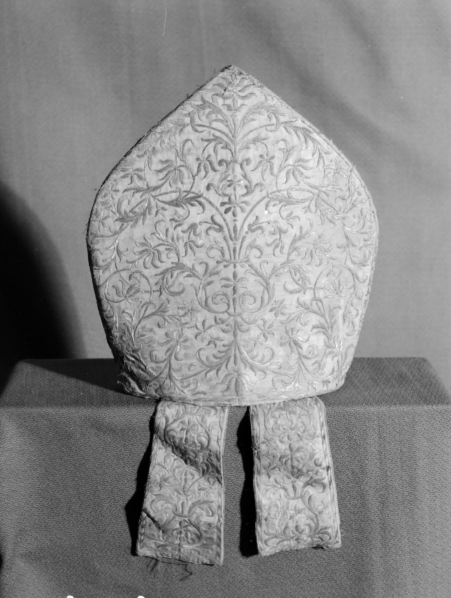 kościół pw. Wniebowzięcia Najświętszej Maryi Panny i św. Zygmunta - skarbiec katedralny - zbiory - infuła /XVIII w./, skan 1