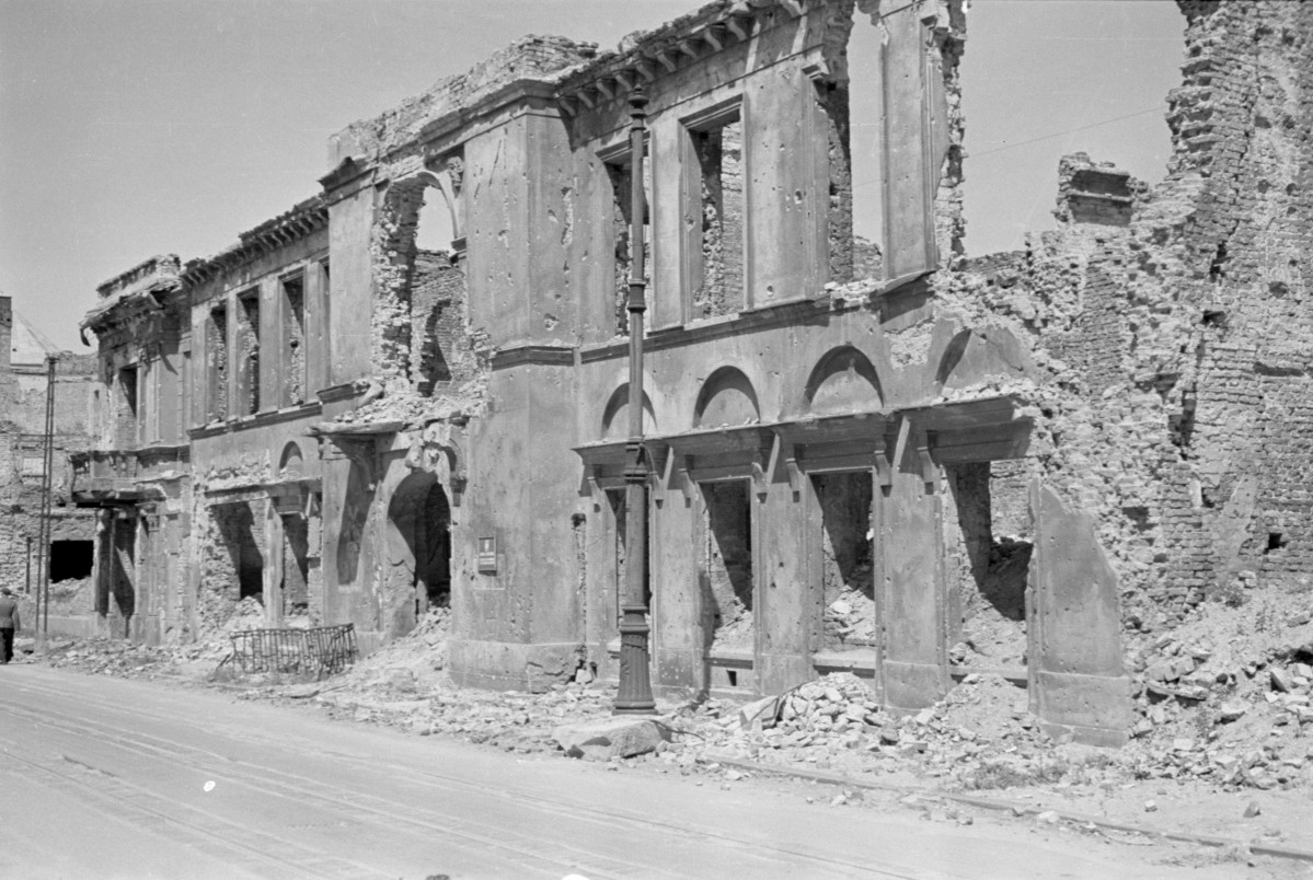 Zniszczona zabudowa kamienic przy ul. Miodowej. , skan 1