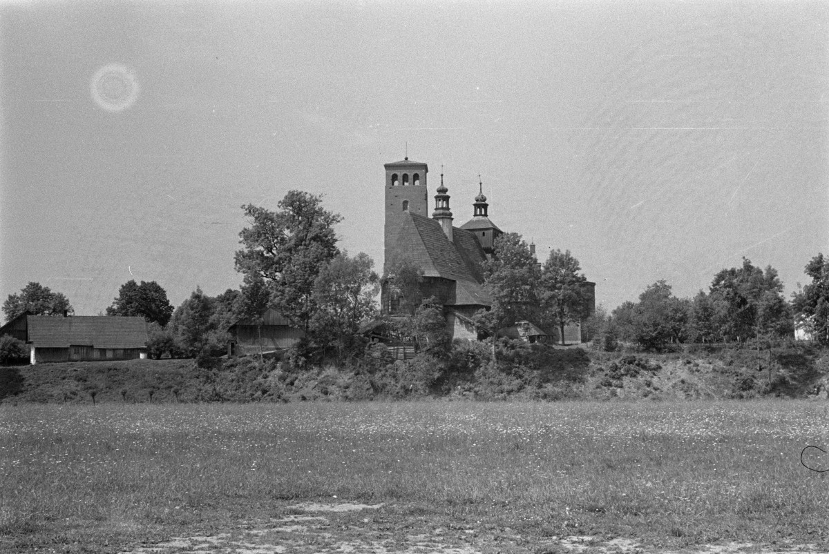 kościół pw. Wniebowzięcia Najświętszej Maryi Panny i św. Michała Archanioła - elewacja wschodnia, skan 1