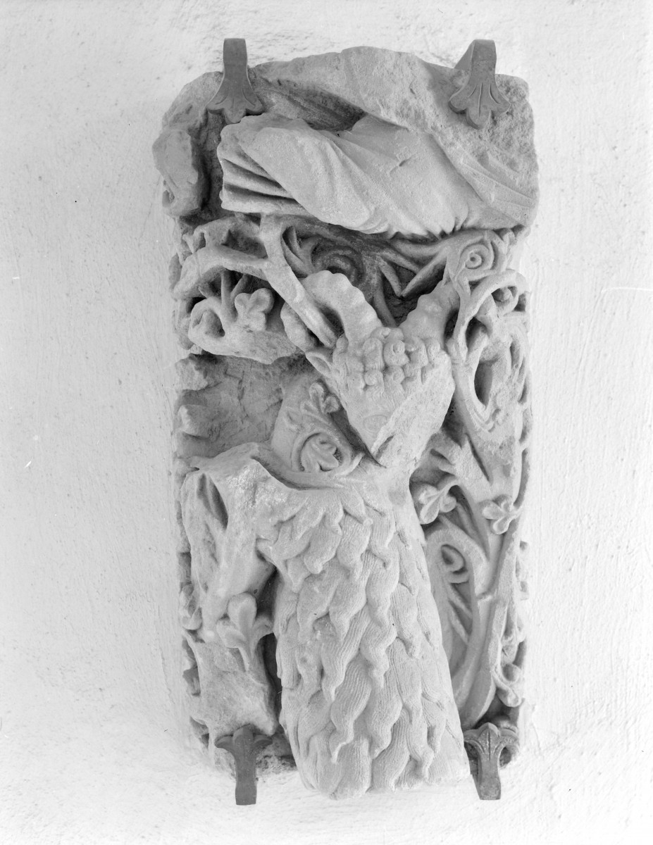 sanktuarium św. Jadwigi Śląskiej - lapidarium, fragment rzeźbienia, skan 1