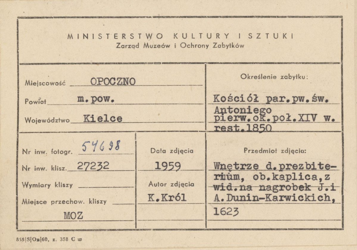 Kościół parafialny - wnętrze, d. prezbiterium, ob. kaplica, widok na nagrobek - metryczka

 , skan 1