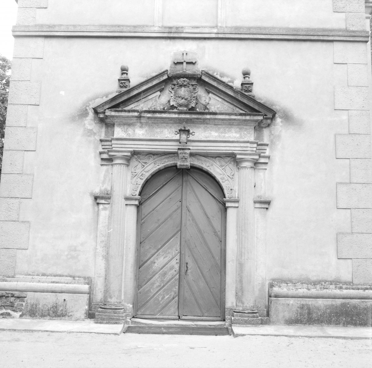 Kościół pw. Trójcy Świętej - portal główny z frontonem, skan 1