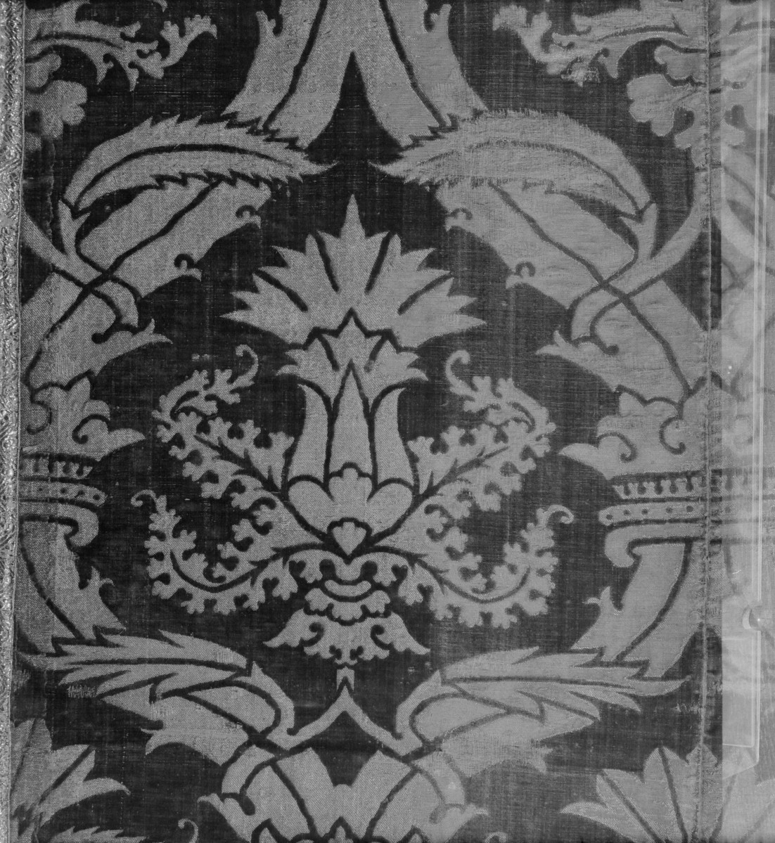 Skarbiec Diecezjalny - obicie z brokatu. Włochy - Wenecja. XVI wiek. Fragment wzoru "Oset"., skan 1