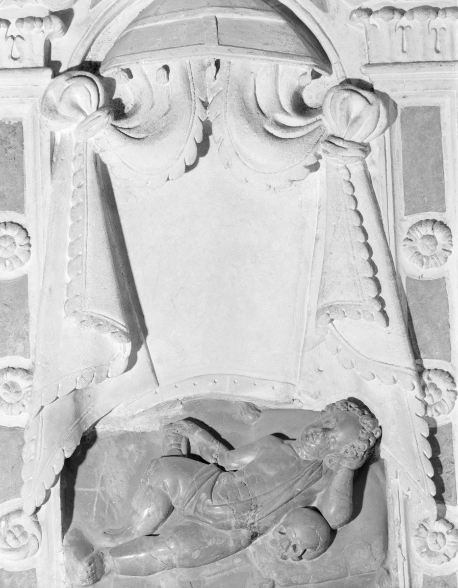 kościół pw. św. Mikołaja - Kaplica Firlejów - wnętrze - nagrobek Firlejów - pole boczne prawe - putto z klepsydrą, skan 1