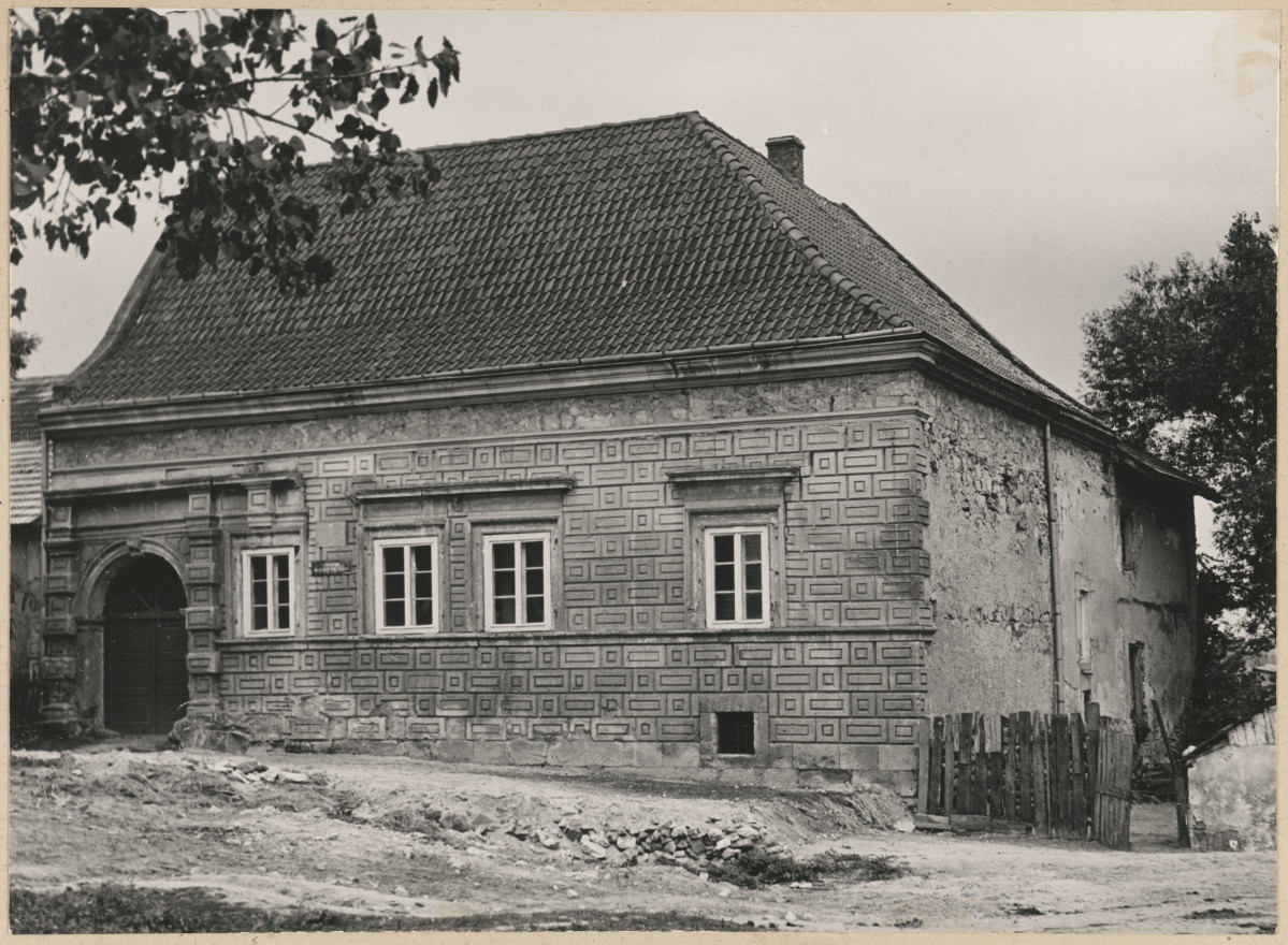 Budynek d. drukarni ariańskiej po odbudowie - widok ogólny, skan 1