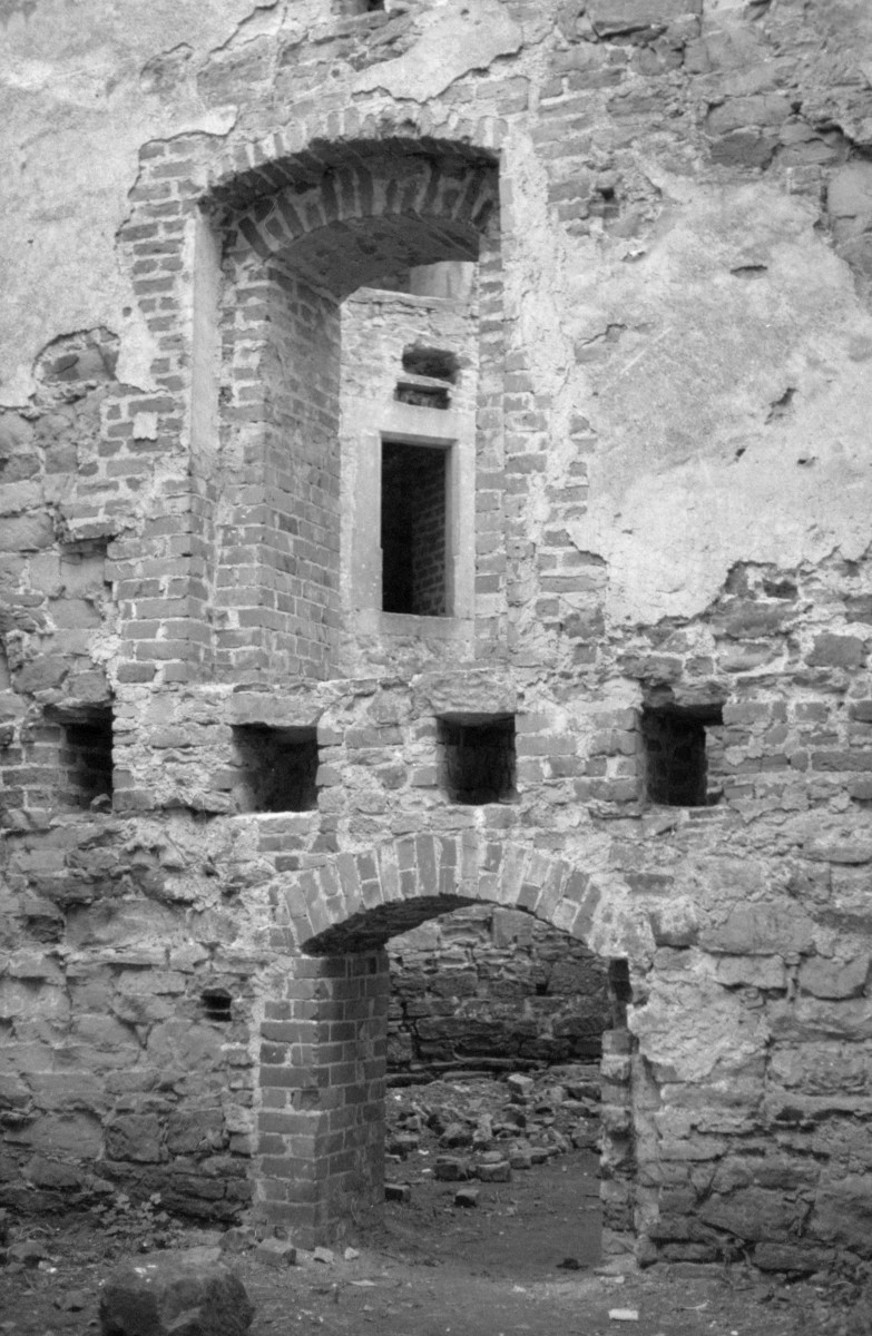 zamek arcybiskupi - fragment murów, skan 1