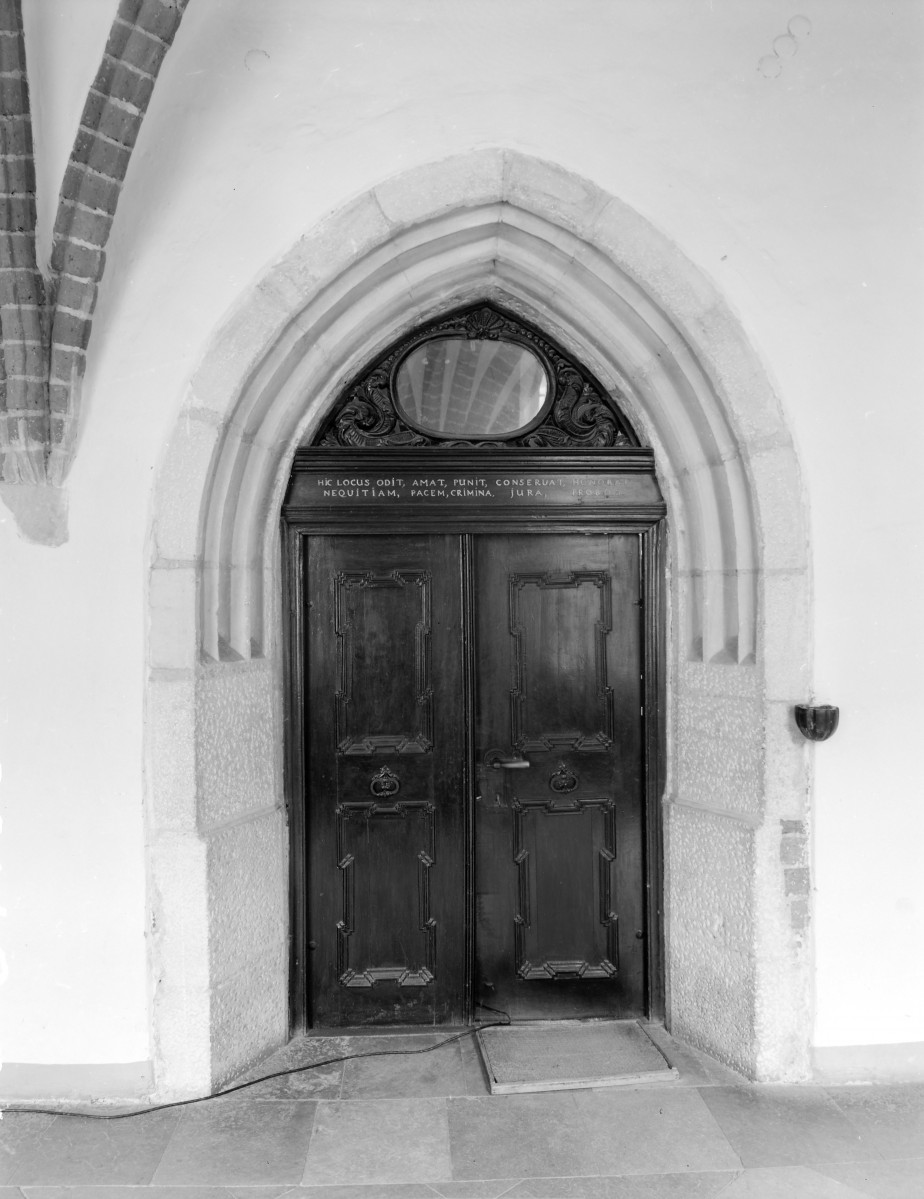 Opactwo Cystersów - klasztor: wnętrze. Portal z archiwoltą., skan 1