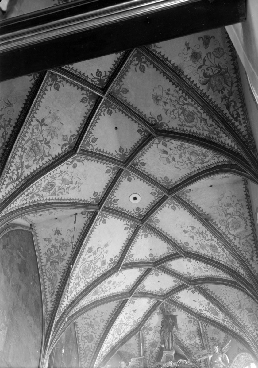 Bazylika kolegiacka Świętej Trójcy - wnętrze: sklepienie gwiaździste w prezbiterium z polichromią., skan 1