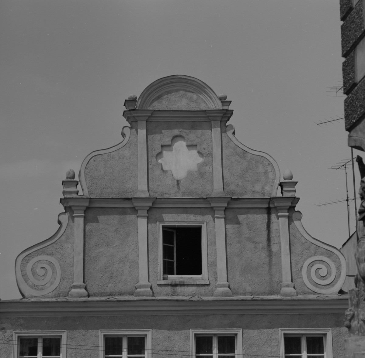 dom mieszkalny - elewacja frontowa - szczyt, skan 1