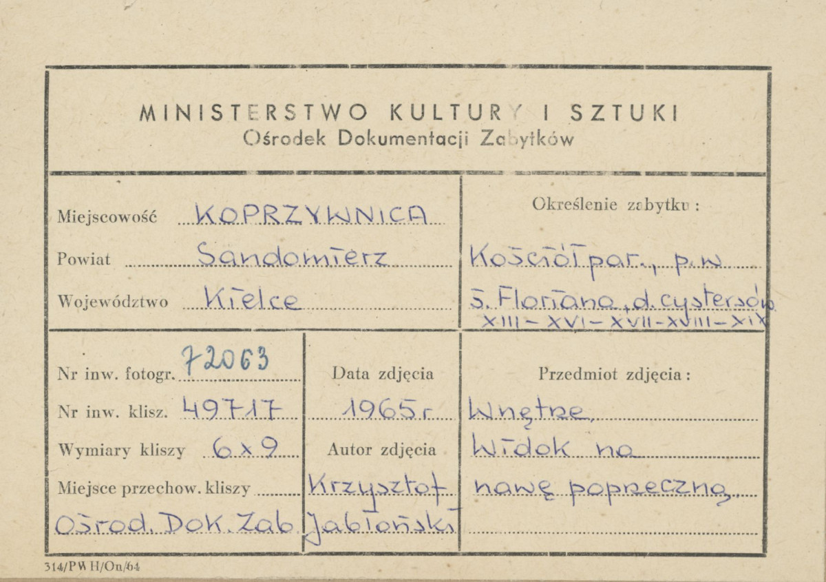 Zespół klasztorny - kościół, wnętrze , widok ogólny na transept - metryczka, skan 1