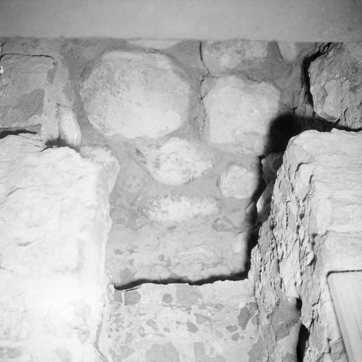 kościół NMP - w I filarze miejsce na poduszkę żelbetową, skan 1