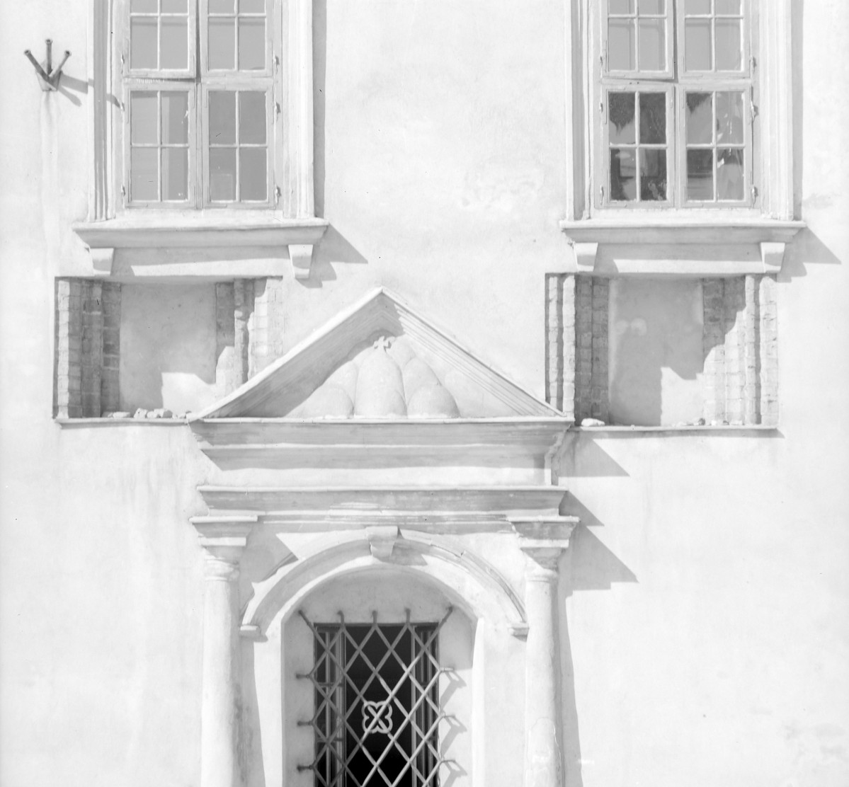 Ratusz - portal w fasadzie z flankującymi kolumnami oraz trójkątnym naczółkiem., skan 1