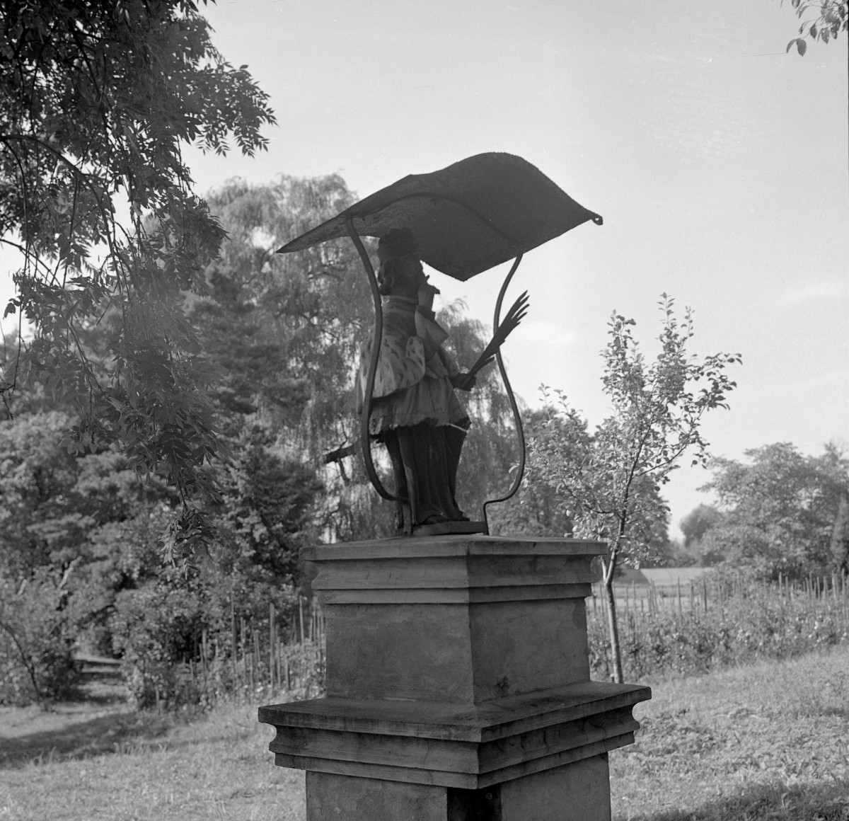 klasztor ss. Mniszek Benedyktynek - zbiory - figura św. Jana Nepomucena z XIX wieku, skan 1