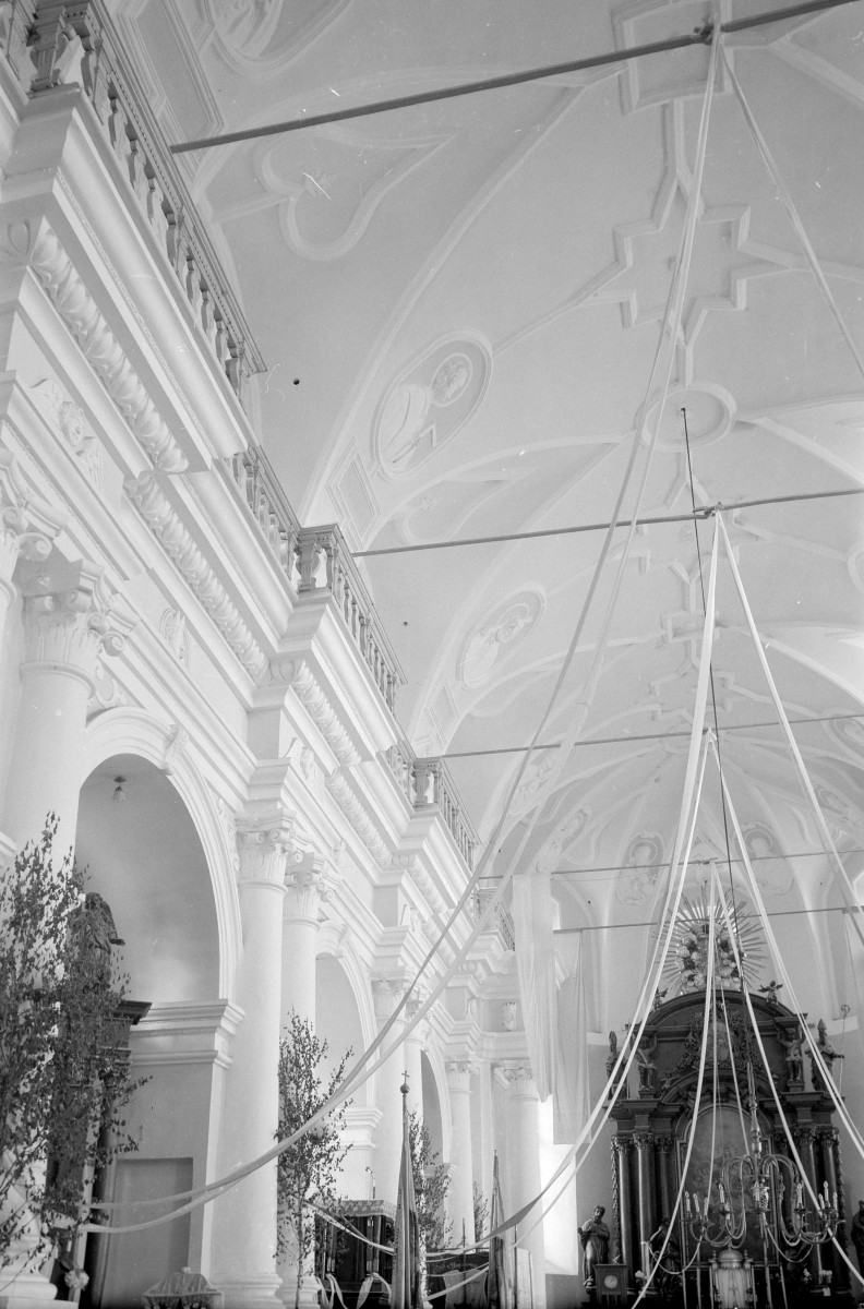 kościół parafialny pw. św.św. Floriana i Katarzyny XVII w. - fragment wnętrza nawy głównej, skan 1
