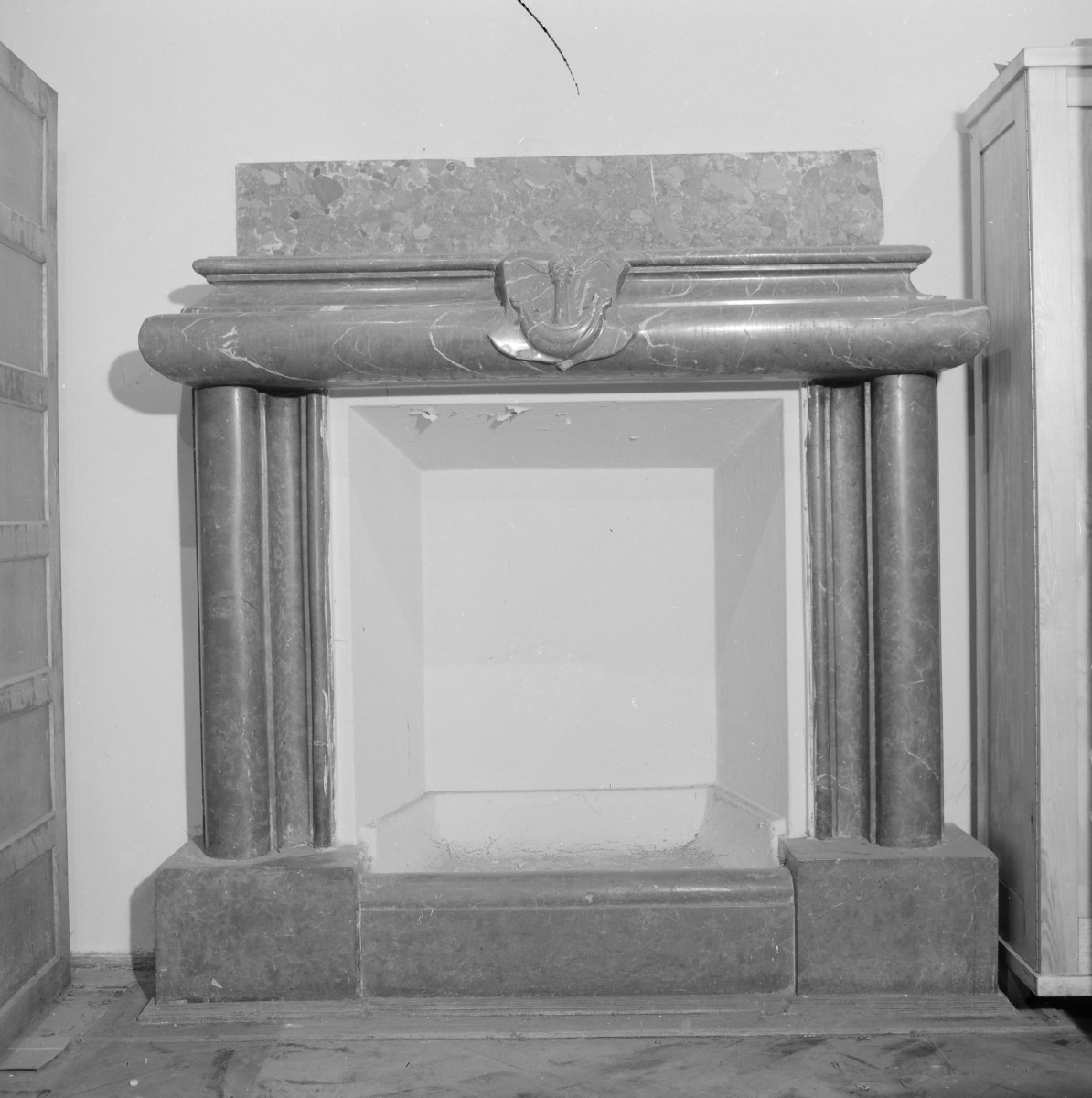 pałac Biskupów Krakowskich - daw. pomieszczenie gospodarcze /parter/ - kominek, skan 1