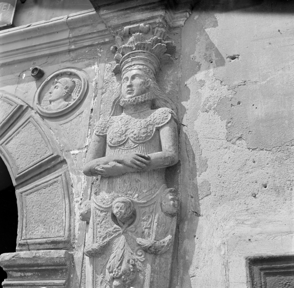 rynek miejski - ratusz miejski - elewacja frontowa - portal - fragment, skan 1